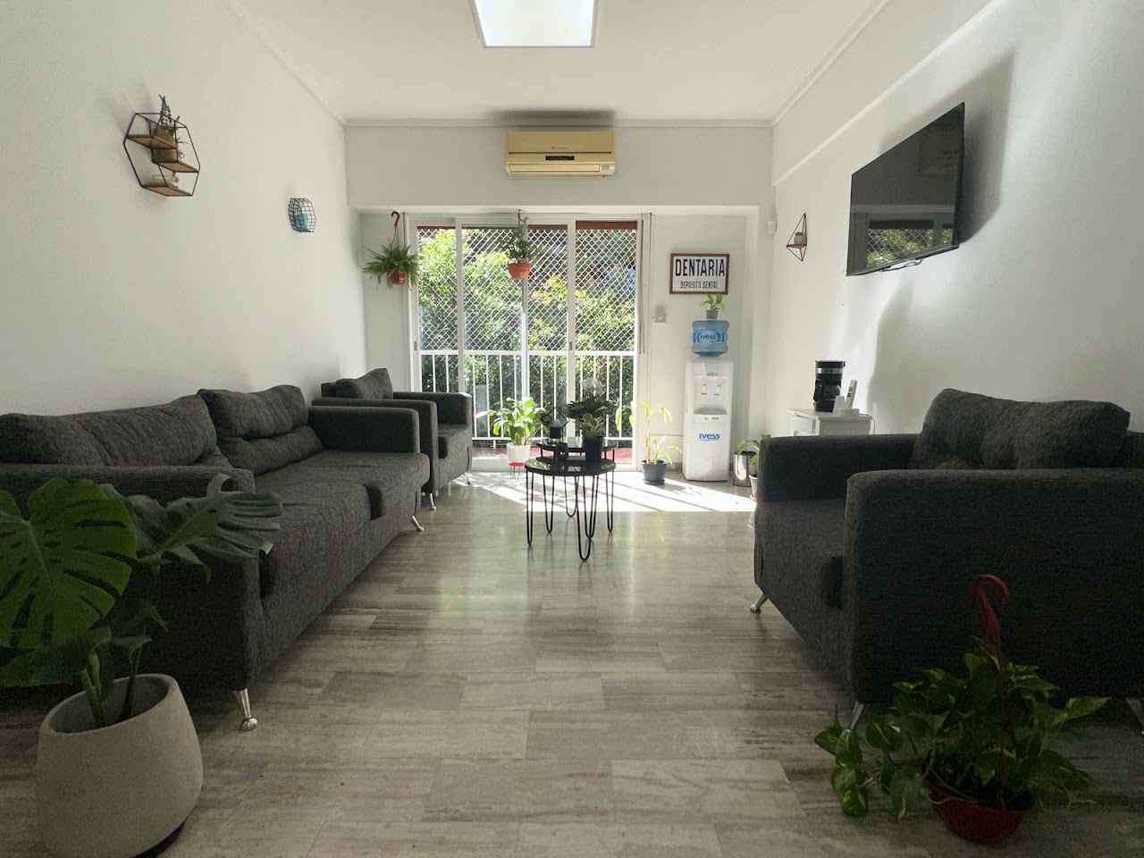 Recepción y sala de espera de C.I.R.O. Odontología en Villa Urquiza